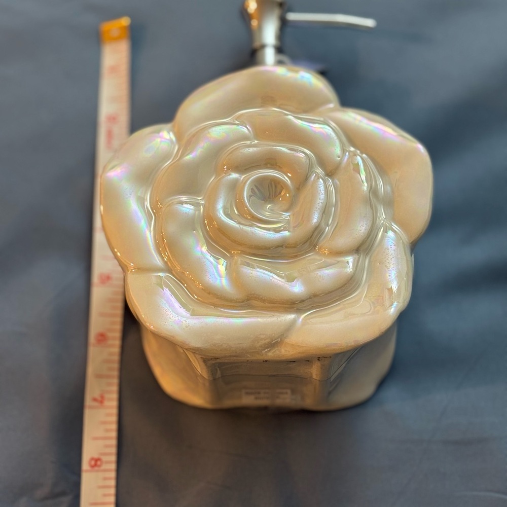 1  ENVOGUE Pearl Ceramic Rose Soap Dispenser — HomeGoods - Picture 7 of 8